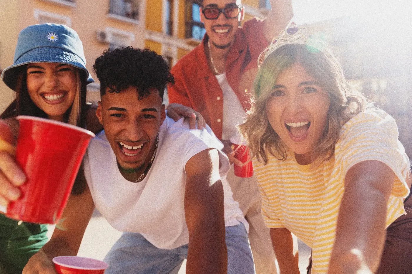 Amigos brindando com copos vermelhos em uma festa